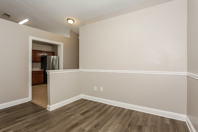 Building Photo - 1608 Twin Oak Dr W