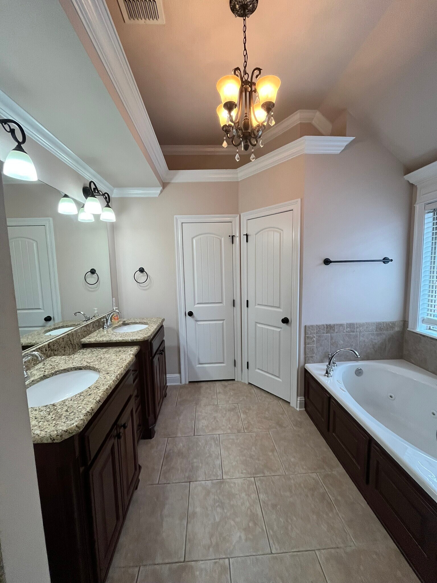 Building Photo - 811 Applewood Trl