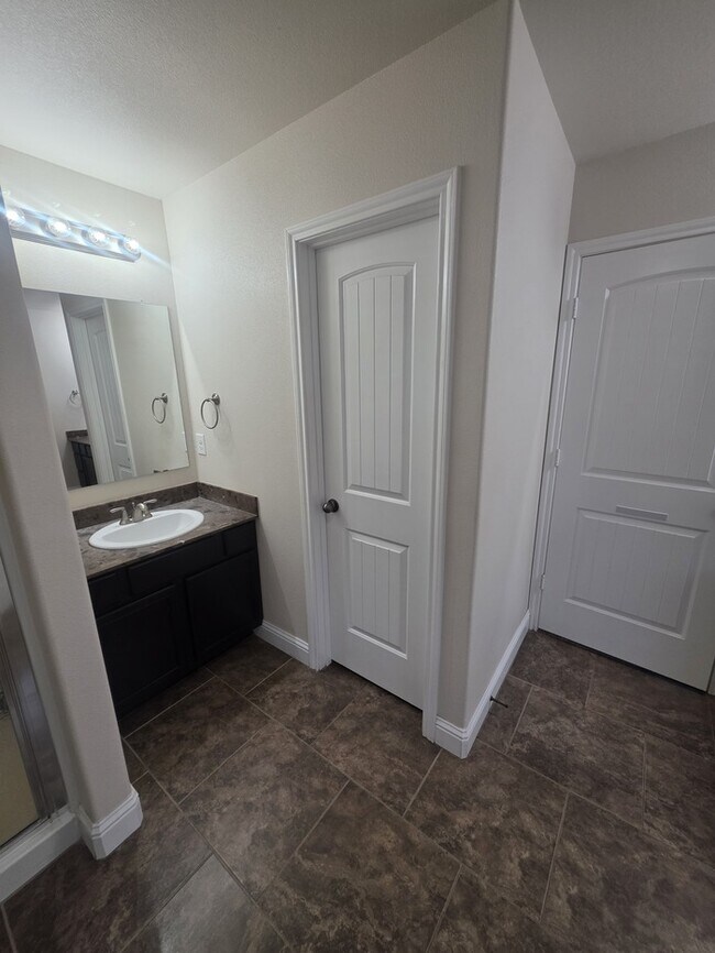 Building Photo - 3 bed 2 bath home with 2 car garage in Legends Park!