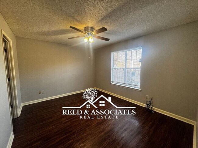 Building Photo - 2 Bedroom Town Home Located in Quiet Bartlett Neighborhood!