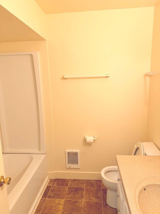 Building Photo - 2bed/1 Bath Second Level Unit on Near SE Powell/Ross Island Bridge