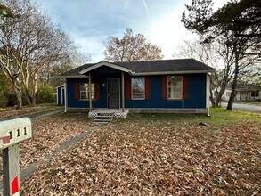 Building Photo - 3 Bedroom and 1 bath Central air and heat