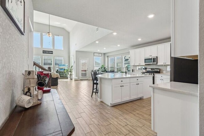 Building Photo - Spacious 1.5 Story Home with a Versatile F...