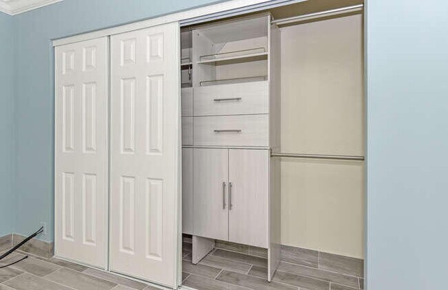 Building Photo - 864 Normandy R