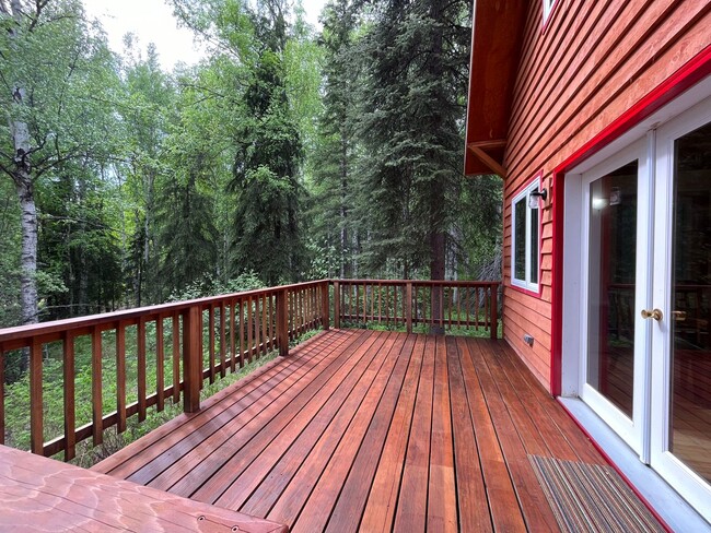 Building Photo - Cute, dog friendly cabin in Goldstream