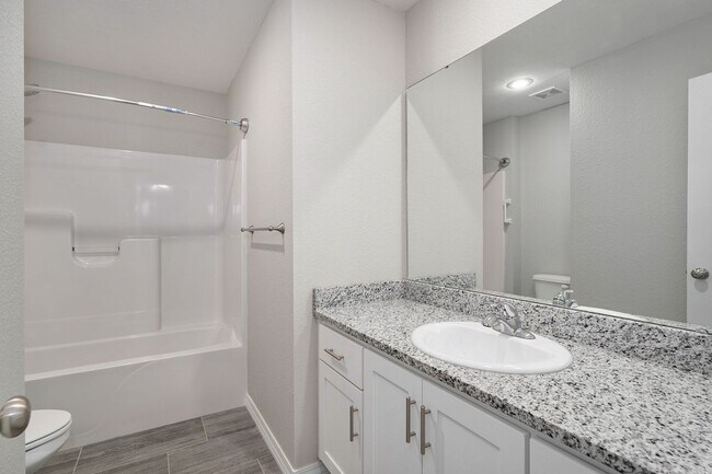 Building Photo - Modern 3 Bed / 2 Bath Home with Open Layout & Fenced Yard