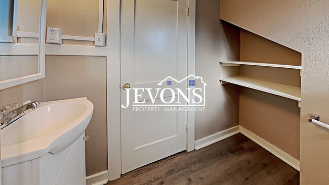 Building Photo - Make yourself at home in this apartment lo...