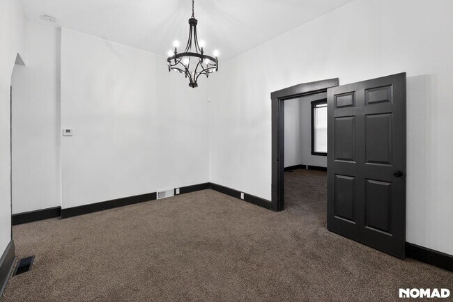 Building Photo - 2 Bedroom Townhome in Saint Louis