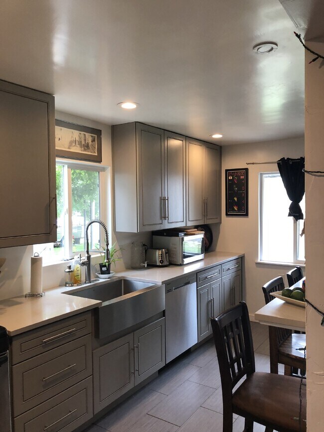 Building Photo - MOVE IN SPECIAL: Move in before November 2...