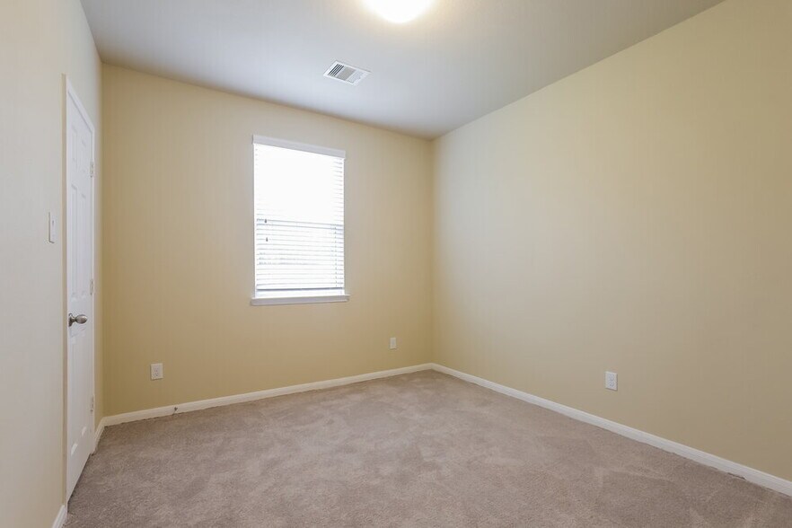 Building Photo - 23703 Maple View Dr