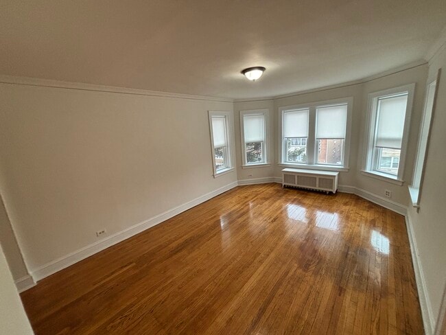 Building Photo - 2216 W Thome Ave