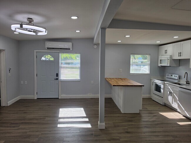 Building Photo - FOR RENT!!! NEWLY RENOVATED 2-BEDROOM TRIPLEX – UTILITIES INCLUDED – PRIME KISSIMMEE LOCATION!