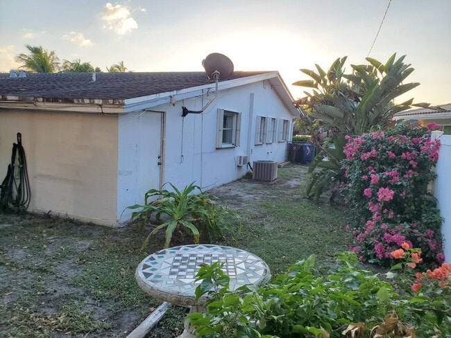 Building Photo - 5150 NE 17th Terrace