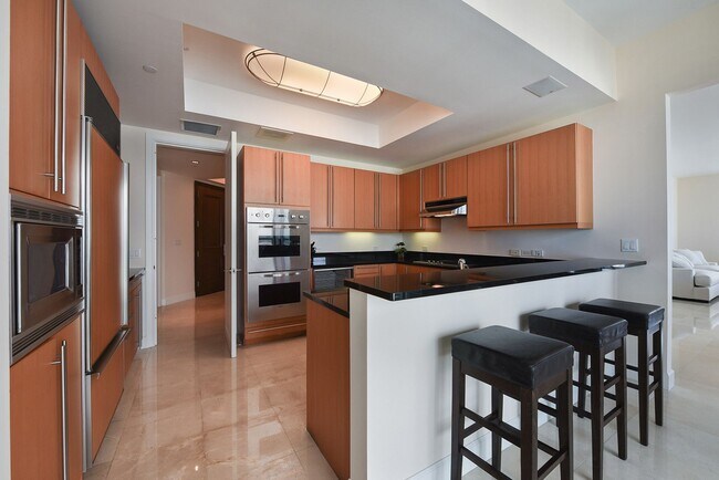 Building Photo - 1425 Brickell Ave