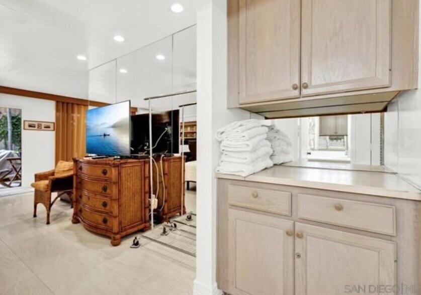 Building Photo - 1562 Camino Del Mar