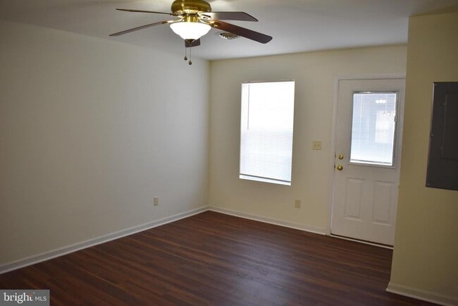 Building Photo - 2735 Roosevelt Dr