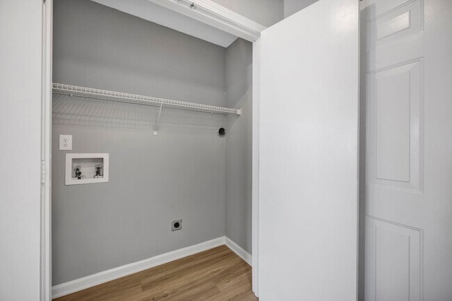 Building Photo - 305 Country Club Dr NE