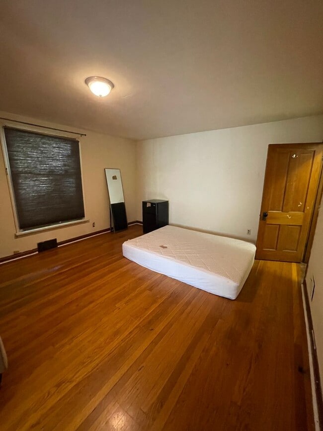 Building Photo - 4 bedroom 1 1/2 bath single family house with yard.