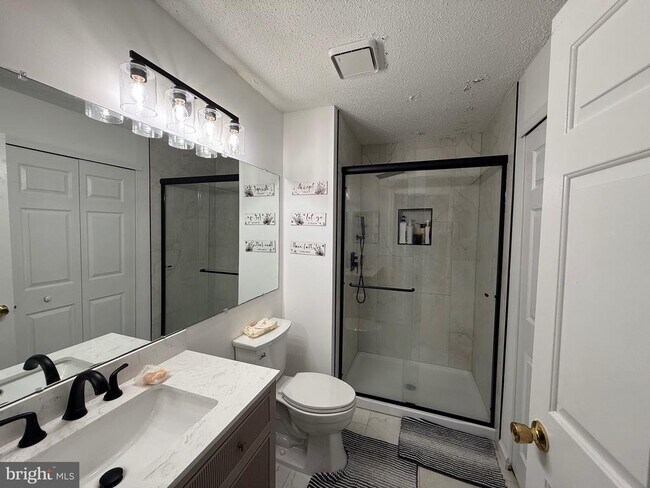 Building Photo - 5 Chamberlin Ct