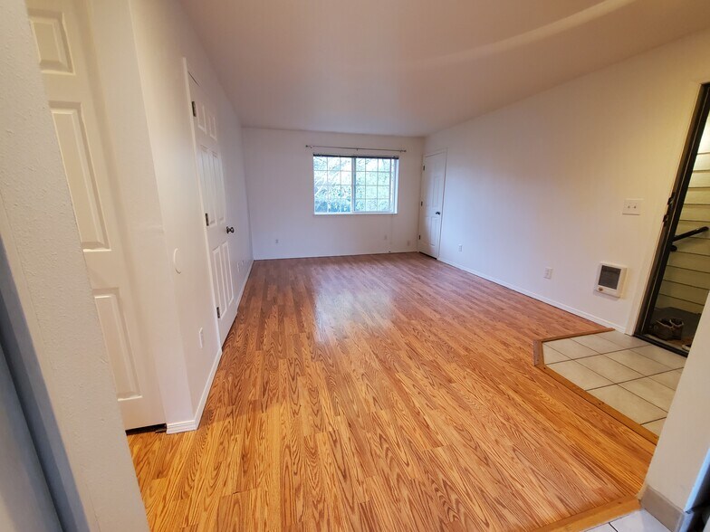 Building Photo - 3757 SE Milwaukie Ave
