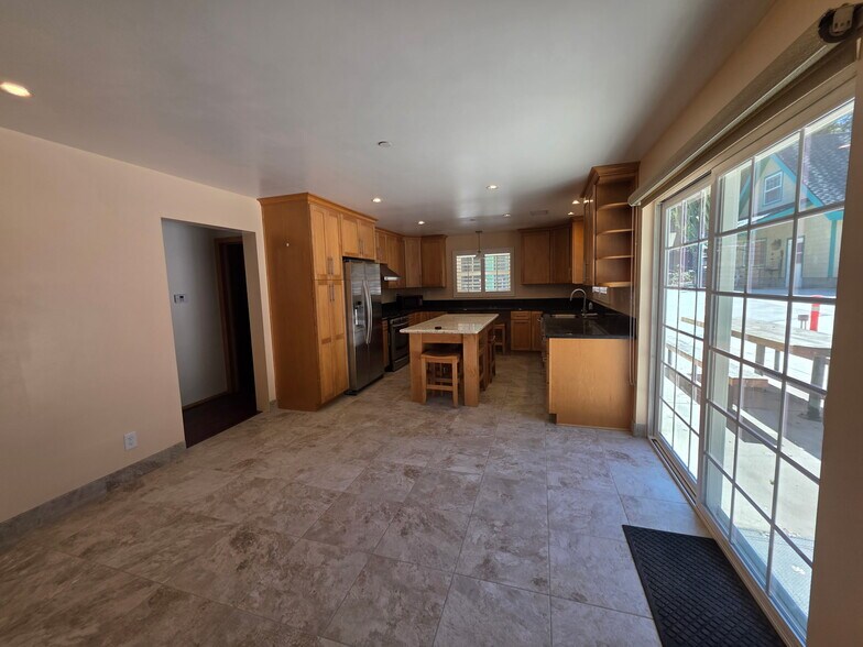 Building Photo - 6172 Sylvan Dr