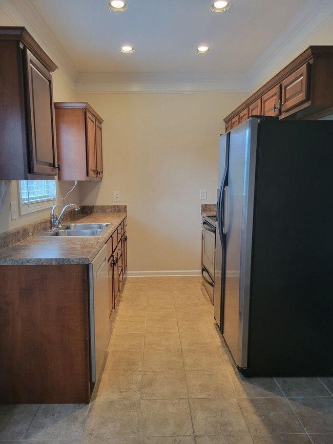 Building Photo - Tri level- 2 bedroom, 2 bath Condo with Ga...