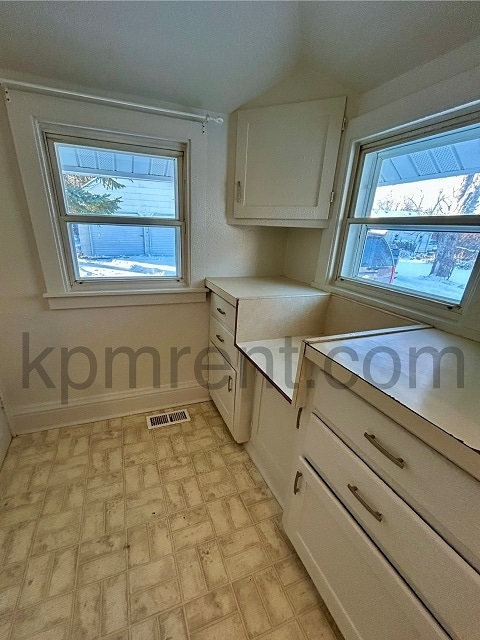 Building Photo - 606 5th Pl SE