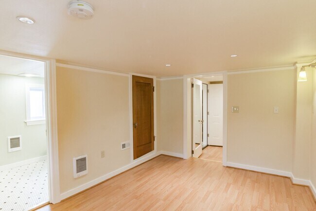 Building Photo - 5bd/4ba Seattle Home
