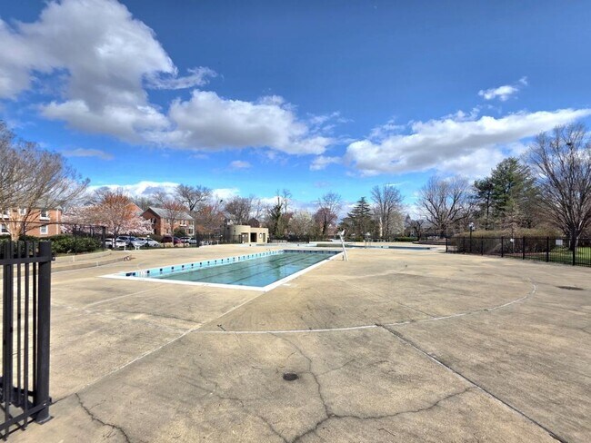 Building Photo - 6620 Boulevard View