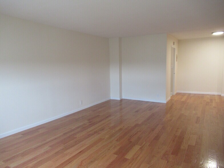 Building Photo - 2600 Park Ave