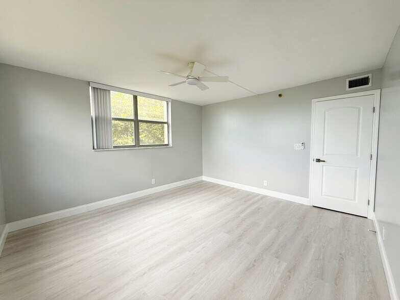 Building Photo - 3300 W Rolling Hills Cir