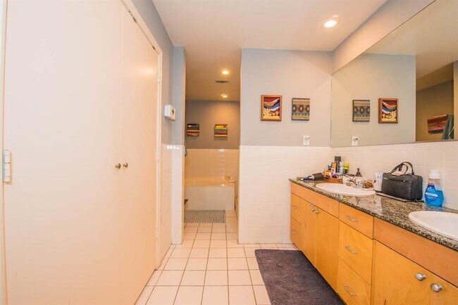 Building Photo - 915 N San Jacinto St