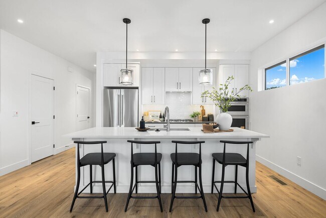 Building Photo - Brand New Luxury Duplex-Top of the line finishes & walking distance to The Village.