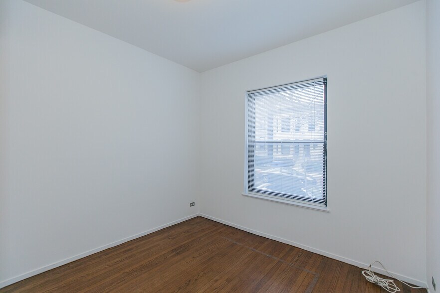 Building Photo - 727 W Cornelia Ave