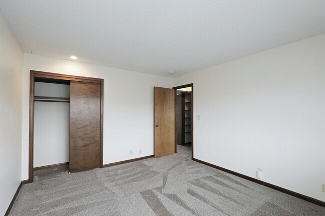 Building Photo - 6011 Queens Dr