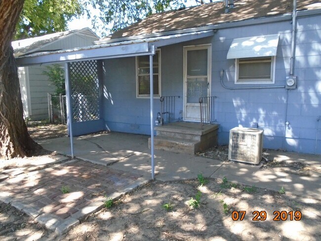 Building Photo - 705 N Eisenhower Dr