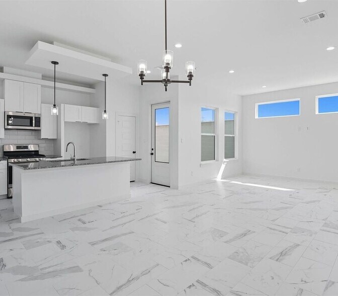 Building Photo - 2921 El Fenice Ln