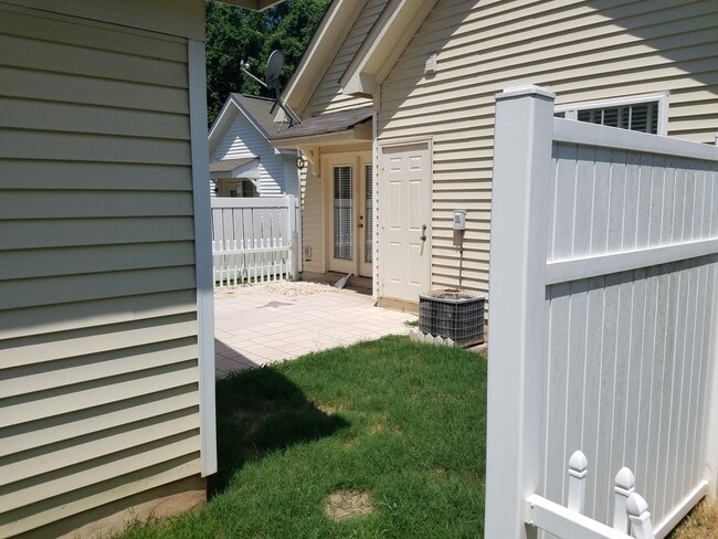 Building Photo - COMING SOON! Ballantyne Beauty! Spacious 3BR Home w/ Fireplace & Fenced Yard