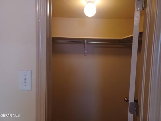 Building Photo - 2300 Honey Dew St