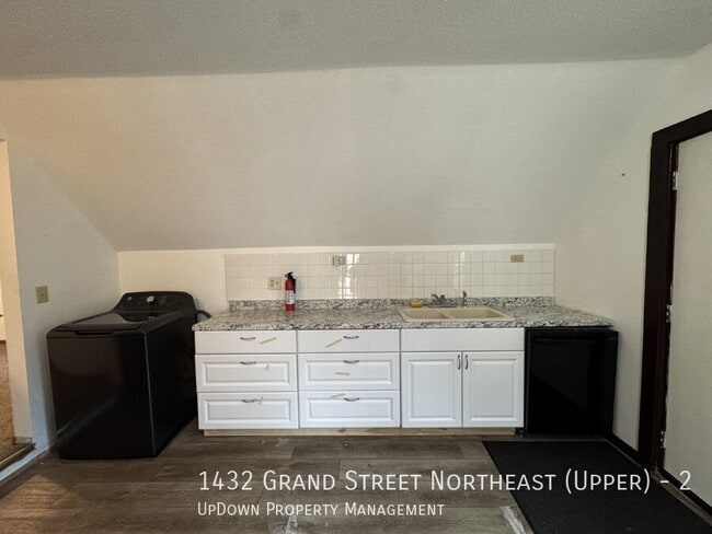 Building Photo - 1432 Grand St NE