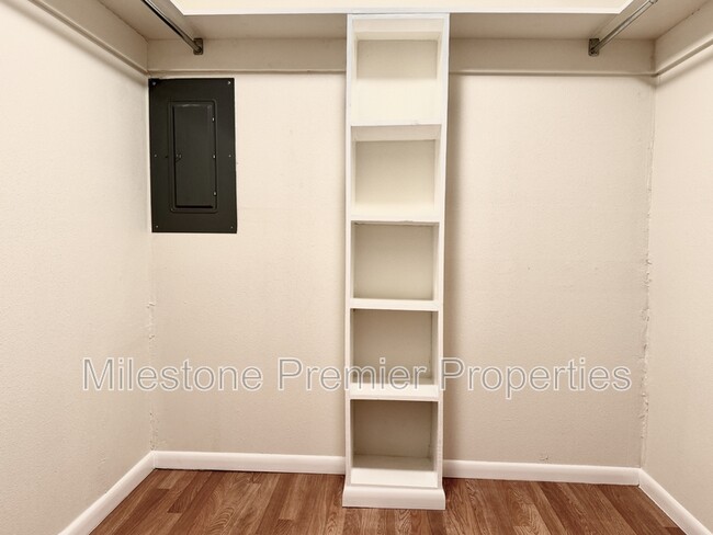 Building Photo - 2110 Oak Creek Cir
