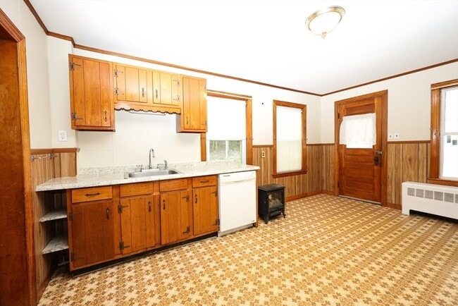 Building Photo - 354 Pond St