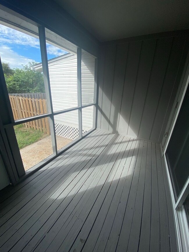 Building Photo - Centrally Located Duplex Unit w/Easy Acces...