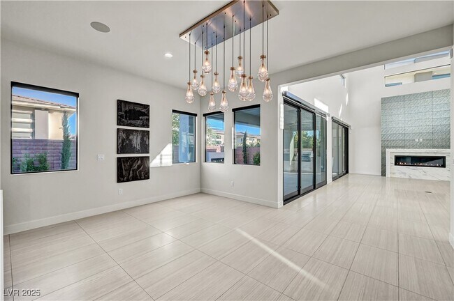 Building Photo - 68 Grey Feather Dr