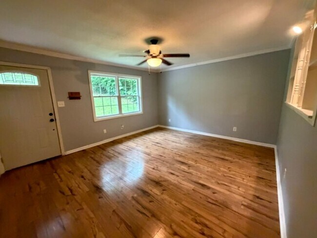 Building Photo - 3 Bedroom 2 Bathroom Ranch style home with full finished basement. Lawncare included, Pets allowe...