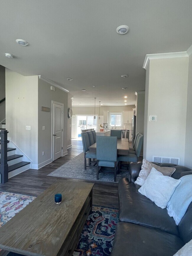 Building Photo - FOUR LEVEL TOWNHOUSE IN DOWNTOWN CROWN, 2 ...