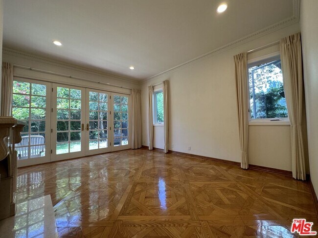 Building Photo - 623 Palisades Ave