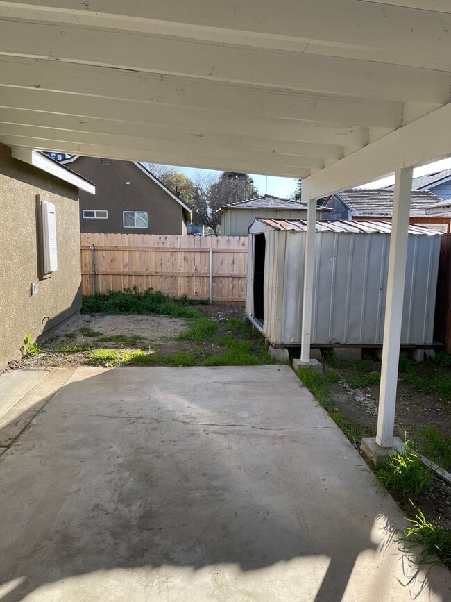 Building Photo - 354 1/2 S. G ST- 3 BEDROOM 1 BATH- EXETER