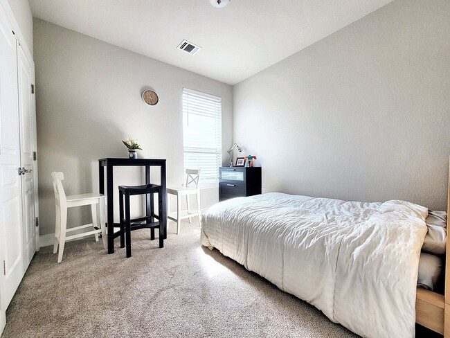 Building Photo - Modern 3/BR 2.5/Bath Home with Covered Dec...