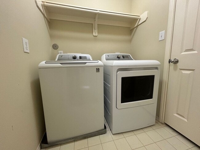 Building Photo - Beautiful 2 bedroom 1.5 bath townhome